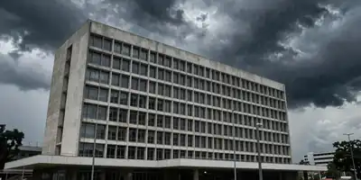 Anatel soa alarme e entra na Justiça para barrar venda da Oi que pode deixar milhões sem telefone e serviços de emergência