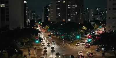 Google usa IA para sincronizar semáforos em São Paulo e reduz congestionamentos