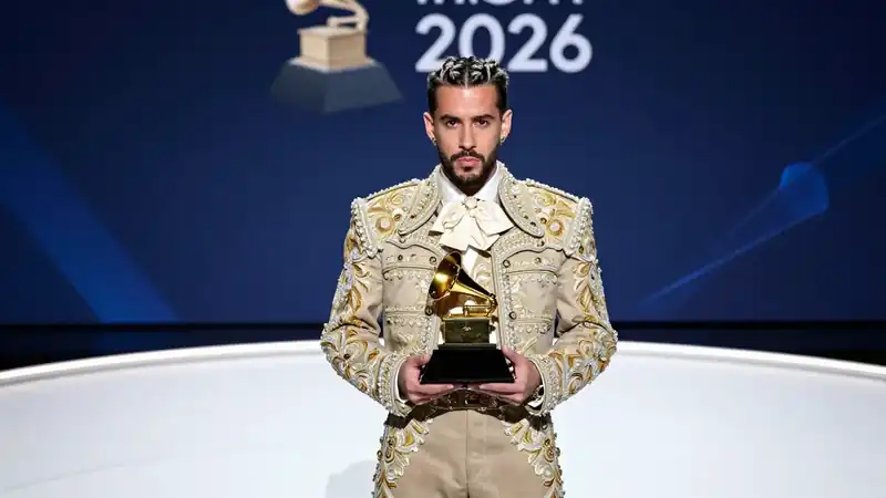 Bad Bunny Quebra Barreiras no Grammy 2026: Álbum em Espanhol Leva Prêmio Máximo!