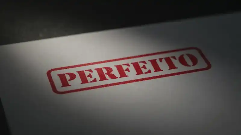 Modelo de Revisão Perfeita: Um Estudo de Caso de Edição Precisa e Restrita