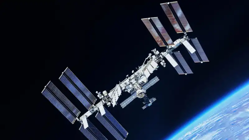 Nave da SpaceX reajusta órbita da Estação Espacial Internacional